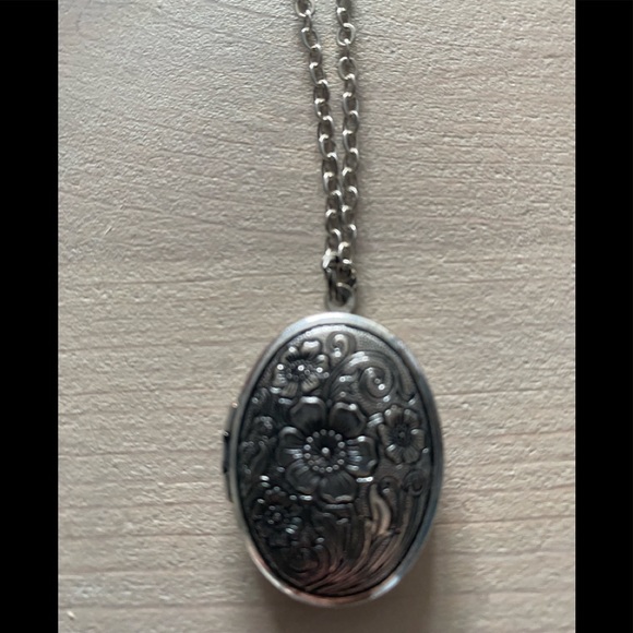 Silver locket necklace - Picture 2 of 3